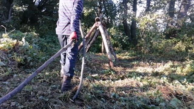 ПОСТРОЙКА ШАЛАША ИЗ БРЁВЕН В ЛЕСУ! ЖАРИМ ЕДУ НА КОСТРЕ. смотреть онлайн