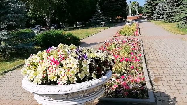 Таганрог. Гимназия Чехова. Памятник героям таганрогского подполья "Клятва юности". #лето22 #таганро смотреть онлайн