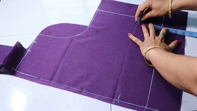 4 Tucks blouse cutting करने का सही तरीका /perfect 4 Tucks blouse cutting/ Belt blouse cutting смотреть онлайн