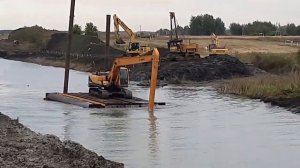 Экскаваторы копают реку. Плавающий экскаватор.