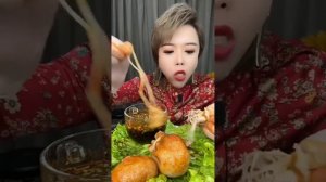 Китайцы едят на камеру!!!?????