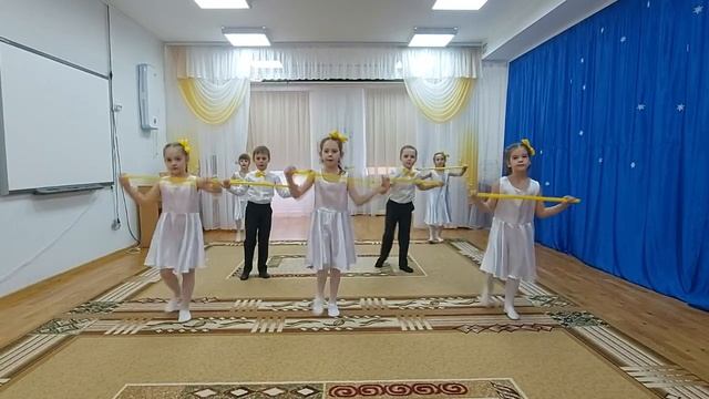 Подготовительная группа "Юнга" (д/с "Радуга") - Танец с палочками "Любимый папа" смотреть онлайн