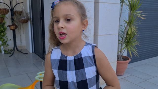 Адриана читает стих "Багаж" ? смотреть онлайн