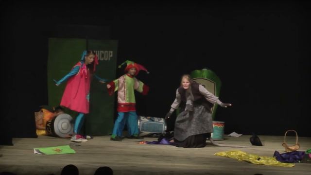 А у нас во дворе (по пьесе Д.Шитовой «Приключения Нюрочки-дурочки») смотреть онлайн