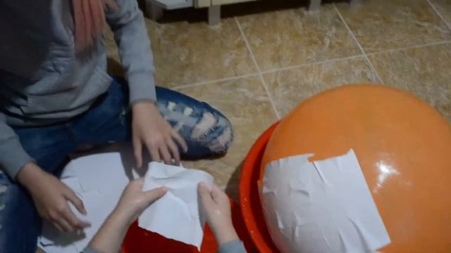 Костя и Яринка делают огромный шар L.O.L/Ч.1/Пиньята своими руками/Piñata SURPRISE PARTY смотреть онлайн