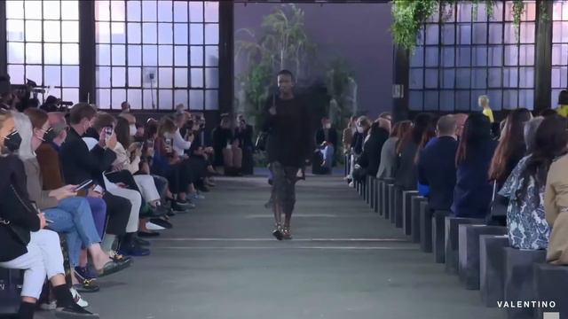 Mimma Viglezio and Georgina Evans Round-up Milan Fashion Week SS21 смотреть онлайн