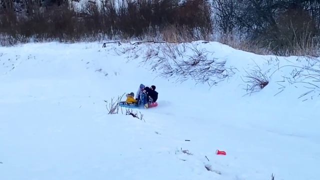 Крутая горка в русской деревне Шуваловка смотреть онлайн