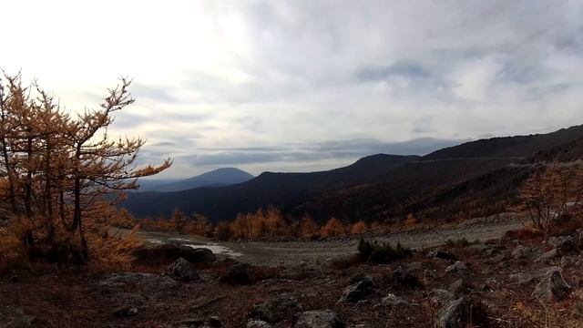 Таймлапс - вид на Косьву с горной дороги на месторождение дунитов смотреть онлайн