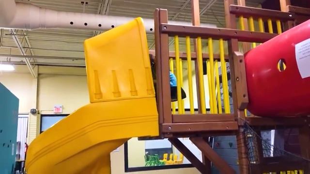 Хайди и Зидан играют на детской площадке Развлекательный центр с игрушками для детей