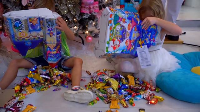 Stacy and friends play fun with Grinch смотреть онлайн