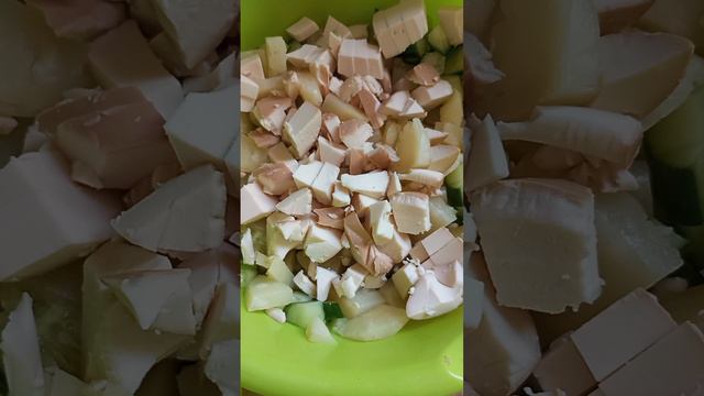 Салат с курицей ананасами.