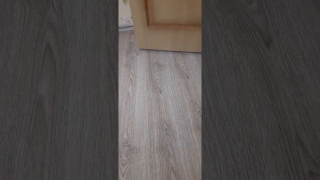 Почему ламинат используют у себя в квартирах чаще, чем линолеум. Ответил на вопрос строитель смотреть онлайн