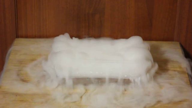Жидкий азот и вода/Liquid nitrogen and water смотреть онлайн