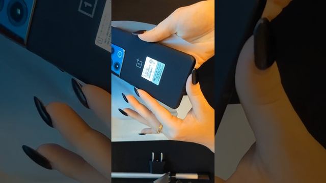 OnePlus 10 pro телефон с aliexpress,реакция распаковки девушки,которая ждала iPhone) смотреть онлайн
