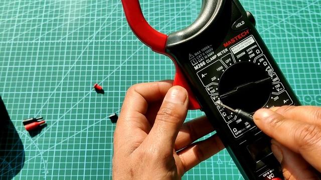 How to use digital clamp meter смотреть онлайн