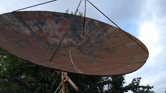 Огромная самодельная спутниковая антенна ,сделанная в 90-е годы из полосы и консервного железа. смотреть онлайн