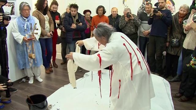 Танец с кистью: художники из Южной Кореи устроили арт-перформанс смотреть онлайн
