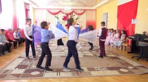 Танец с полотнами _Мама_ в детском саду..mp4