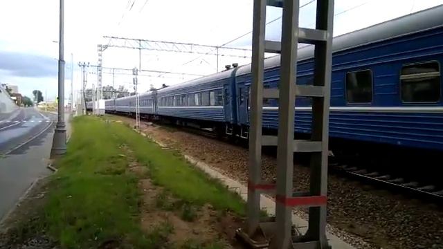 ЧС7 с пассажирским составом у станции "Сетунь." смотреть онлайн