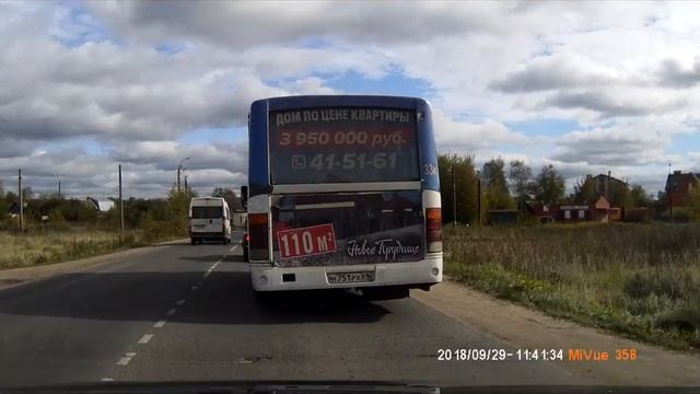 Маршрутка по встречке объезжает машины, стоящие на светофоре смотреть онлайн