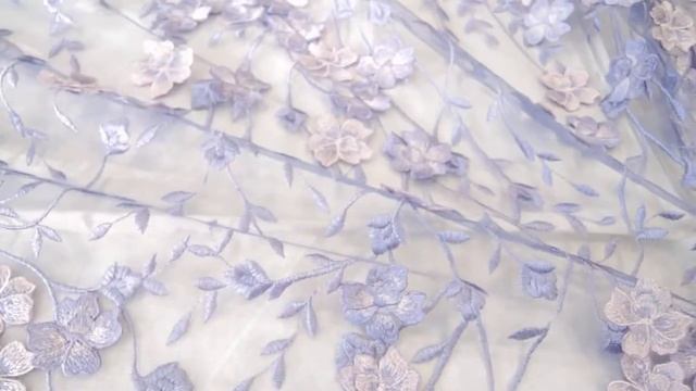 Идеальное кружево для вечернего платья сиреневое цветы с 3D эффектом Италия смотреть онлайн