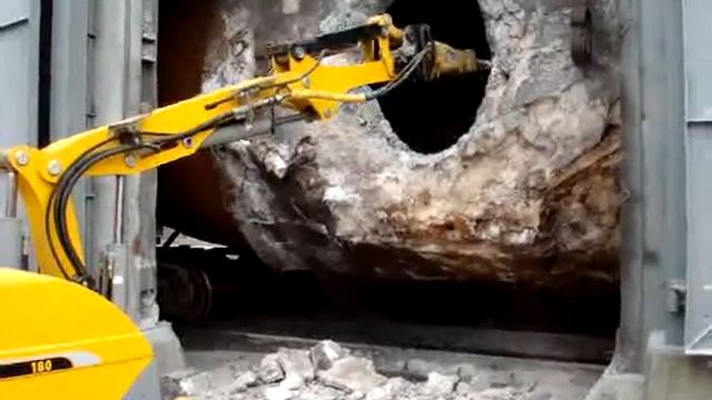 Дистанционно-управляемая машина Brokk 180 в металлургии. Торпеда, разгрузочное отверстие смотреть онлайн