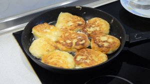 СЫРНИКИ! Классический рецепт, но творог был заморожен, что усложняет задачу.