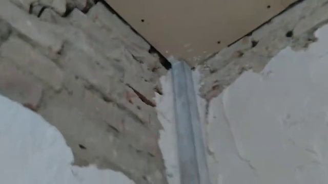 Черновой слой штукатурки гипс+опилки.Ровные углы 90°. смотреть онлайн