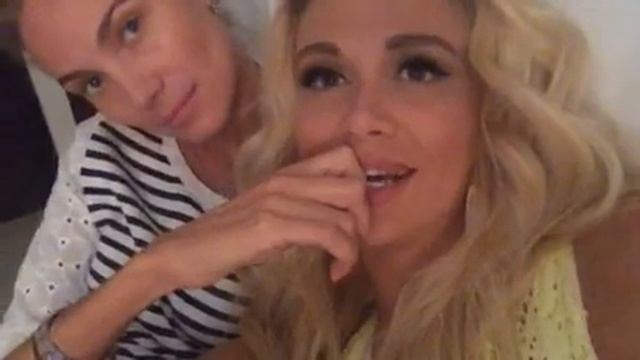 Виктория Лопырева решила напечь блинов и собрать Home Paty!