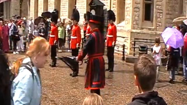Guards & Beefeaters at Tower of London _ _ смотреть онлайн