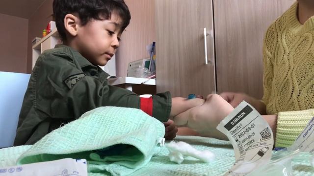 УКОЛ РЕБЕНКУ Мама молодец - делает сама укол сыну Видео укола ребенку смотреть онлайн