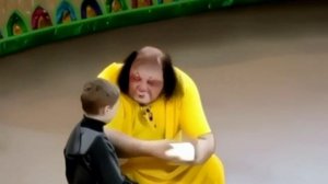 клоун и мальчик в цирке