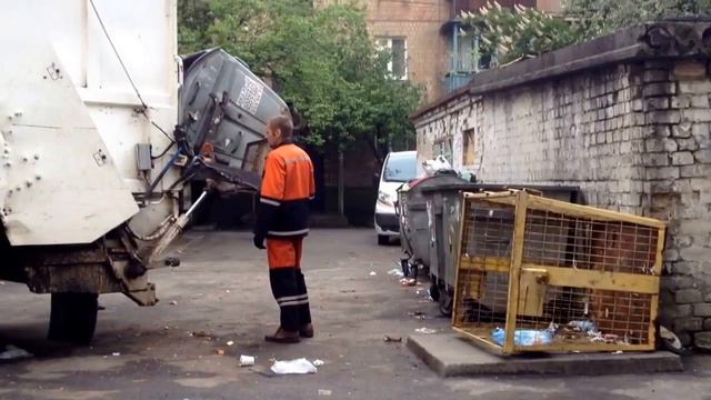 Мусоровоз забирает мусор смотреть онлайн
