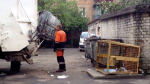 Мусоровоз забирает мусор
