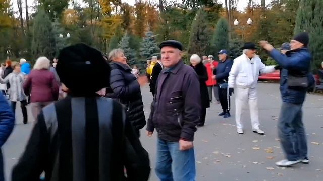 Есть ещё порох в пороховницах Танцы в парке Горького Харьков Октябрь 2021 смотреть онлайн
