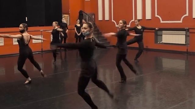 Женская трюковая часть.Вращения.