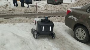 Отважный робот Яндекса покоряет питерские сугробы