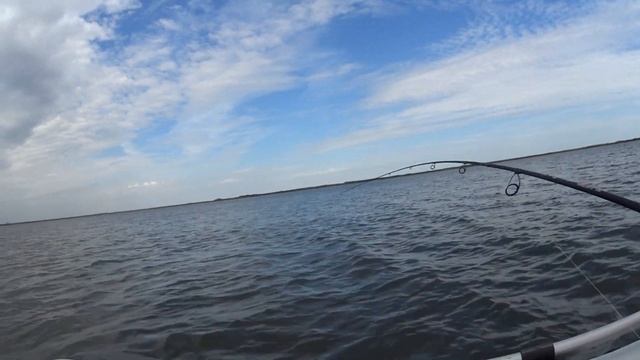 ГДЕ ЛОВИТЬ НОВИЧКУ/ ЛОВЛЯ ОКУНЯ С ЛОДКИ / РЫБАЛКА НА МАНЫЧЕ смотреть онлайн