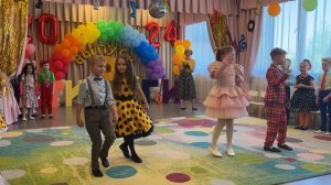 Вход детей на выпускной утренник «Стиляги"