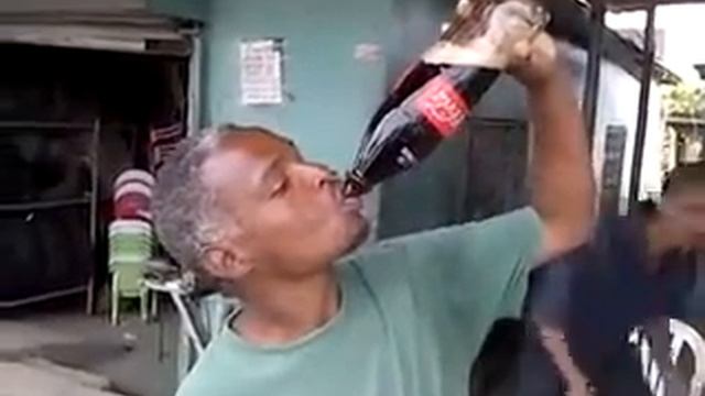 Man takes a liter of Coke in one gulp смотреть онлайн