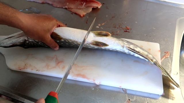 ФИЛЕ ИЗ ЩУКИ ! КАК БЫСТРО РАЗДЕЛАТЬ ЩУКУ ! смотреть онлайн