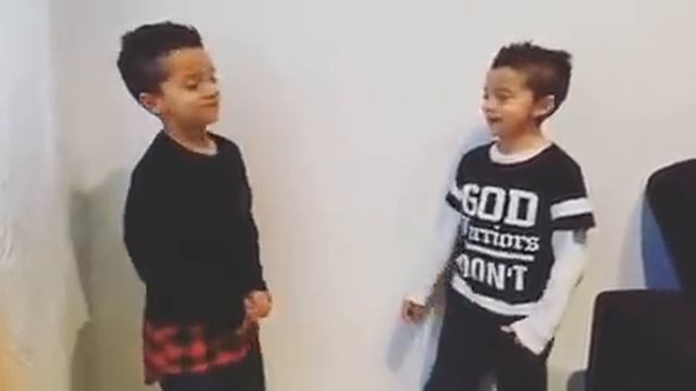 Los Gemelos Cortés - Chiste смотреть онлайн