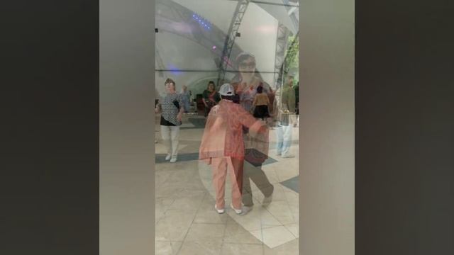 "Цыганочка по-нашему!" Танцы в Сокольниках. Ретро-дискотека смотреть онлайн