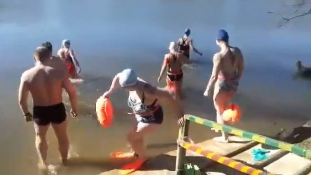 заплыв через реку МОСКВА. вода +2 смотреть онлайн