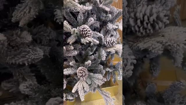 ЗАСНЕЖЕННАЯ ИСКУССТВЕННАЯ ЕЛЬ В НАШЕМ ШОУРУМЕ МОСКВА