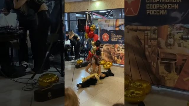 Танец с живым Питоном смотреть онлайн