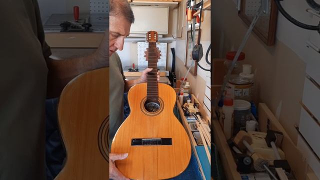Restoring a Vicente Tatay guitar смотреть онлайн