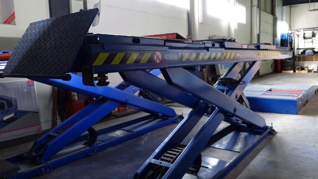 Ножничный подъемник: 3 ГЛАВНЫЕ ФИШКИ. Как работать с подъемником в автосервисе. смотреть онлайн