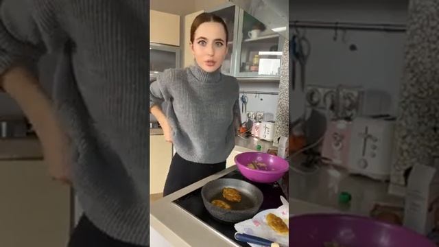 Александра Поснова готовит драники и отвечает на вопросы. Прямой Эфир 10.04.2020 Инстаграм смотреть онлайн