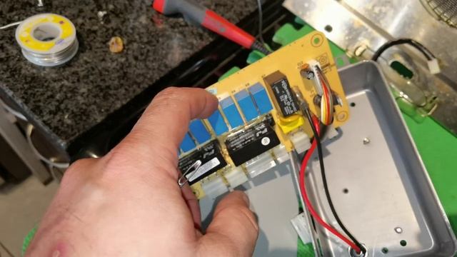 Не работают скорости в вытяжке. Ремонт платы. смотреть онлайн